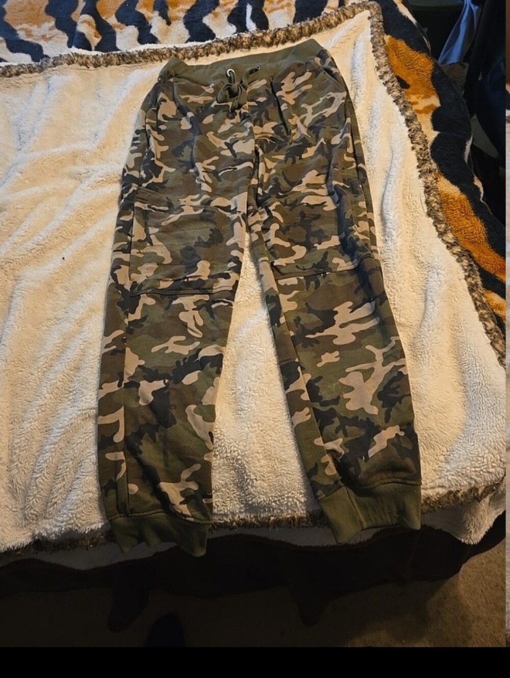 061526 Victorious Men's Utility Front Big Pocket Cargo Jogger Pants large. Camo#